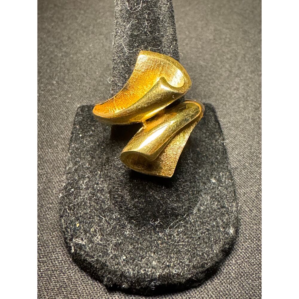 Vintage Trifari Scallop Swoosh Modernist Ring Size 6